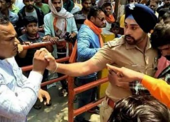 مسلمان شخص کو ہندو انتہاپسندوں سے بچانے والا یہ پولیس اہلکار ہیرو بن گیا لیکن اب یہ کہاں اور کس حال میں ہے؟ ایسا انکشاف کہ بھارت پوری دنیا کے سامنے شرم سے پانی پانی ہوجائے