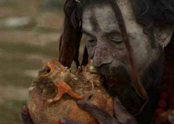 یہ انسانی کھوپڑی کھاتا آدم خور کون ہے؟ تفصیلات جان کر آپ کے واقعی رونگٹے کھڑے ہوجائیں گے