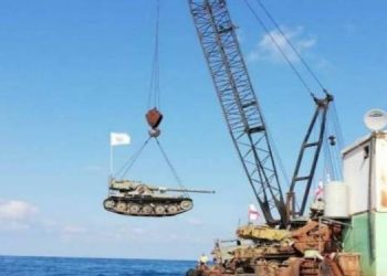 لبنان کے جنوبی شہر صیدا میں فوج کے ٹینکوں کو سمندر کے بیچ اْتار دیا گیا