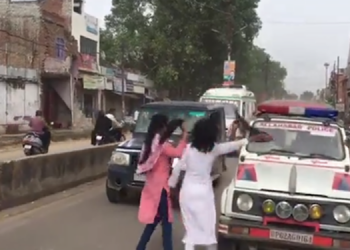 بھارتی پولیس کا بی جے پی سربراہ کی گاڑی کے سامنے آنے والی طالبات پرتشدد