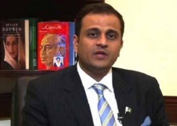 شرجیل میمن کے کمرے سے برآمد ہونے والی شراب کی مبینہ بوتلوں کا معائنہ کرنے والے چیف کیمیکل ایگزامنر معطل