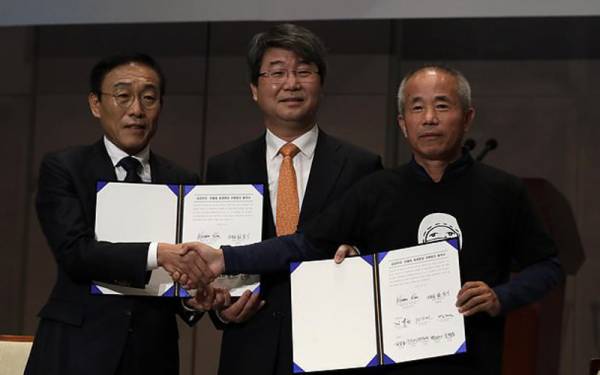 سام سنگ کمپنی کے سربراہ اس طرح اپنا سر شرم سے جھکائے کیوں کھڑے ہیں؟ جان کر آپ کو بھی بے حد افسوس ہوگا