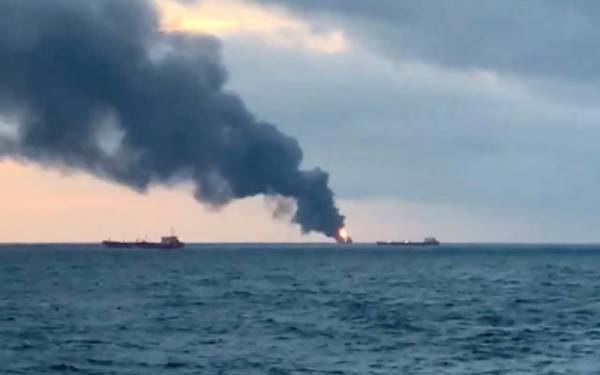 روس اور کریمیا کی سرحد کے قریب 2 کارگو جہازوں میں آگ لگ گئی، 14 افراد ہلاک