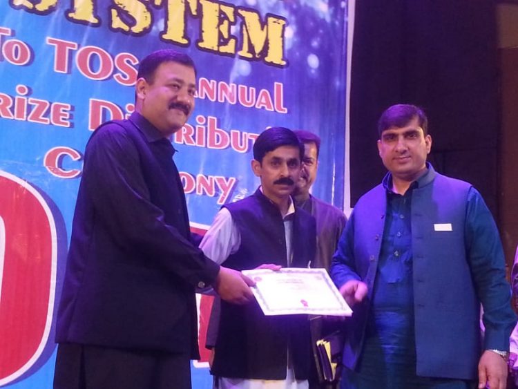 ڈائریکٹر اینٹی نارکوٹکس فورس احمس بن طارق سینئر صحافی منصور شاہ کو سرٹیفیکٹ دے رہے