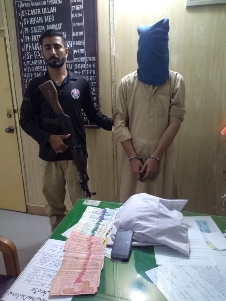 شرافی گوٹھ سے منشیات کا سپلائر گرفتار۔  گرفتار ملزم اغواء برائے تاوان اور اقدام قتل سمیت سنگین نوعیت کے مقدمات میں پولیس کو مطلوب تھا۔  پولیس نے انٹیلیجنس اطلاعات پر کارروائی کی