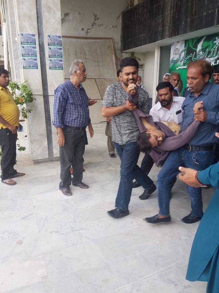 اے آفس میں فائرنگ کا واقعہ پیش آیا فائرنگ میں 2 افراد ہلاک 1شخص زخمی ہلاک اور زخمی ہونے والے تینوں افسران بند کمرے میں موجود تھے۔