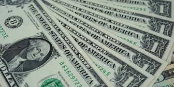 ڈالر کی قیمت میں  ایک روپیہ 30 پیسے کا اضافہ، کتنے کا ہوگیا؟