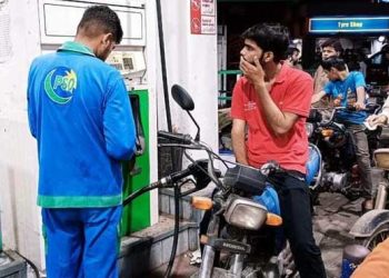 حکومت پٹرول پر فی لٹر 63 روپے 17 پیسے اضافی وصول کرنے لگی