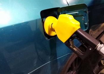 پٹرول کی قیمت میں کتنے روپے فی لیٹر کمی کا امکان ہے ؟ بڑی خوشخبری