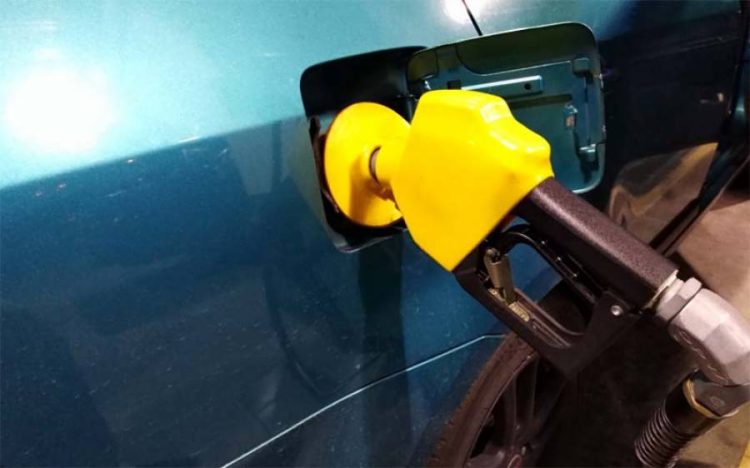 پٹرول کی قیمت میں کتنے روپے فی لیٹر کمی کا امکان ہے ؟ بڑی خوشخبری