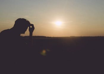 روز   کرتا  ہوں  میں  مٹی  کے  کھلونے پہ ملال۔۔۔