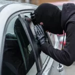 کراچی: پولیس افسر کی گاڑی کا شیشہ توڑ کر چور سرکاری پستول اور نقدی لے اڑا