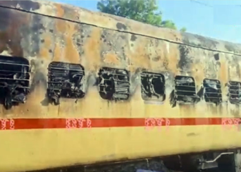 ٹرین میں آگ لگ گئی، بنگلہ پولیس نے ہڑتالیوں پر الزام لگا دیا