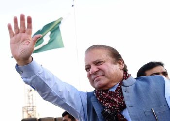 نوازشریف نے این اے 127 میں دورے کے دوران وکٹری کا نشان بنا دیا