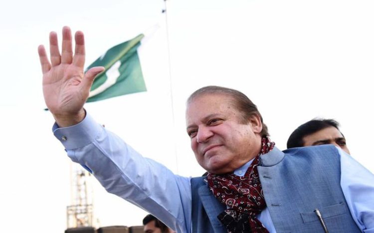 نوازشریف نے این اے 127 میں دورے کے دوران وکٹری کا نشان بنا دیا