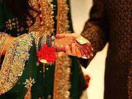 پہلے قومی فرض پھر کچھ اور، دلہا اپنی دلہن کو لے کر ووٹ ڈالنے پہنچ گیا