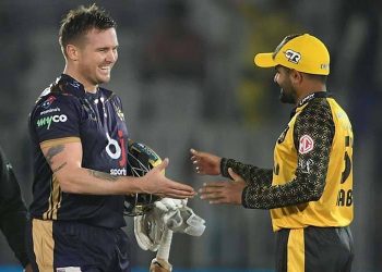 پشاور زلمی کا کوئٹہ گلیڈی ایٹرز کیخلاف ٹاس جیت کر بولنگ کا فیصلہ