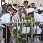 وزیراعظم شہباز شریف کراچی پہنچ گئے.مزار قائد پر حاضری ۔