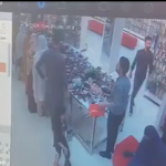 پشاور میں عید کی خریداری سے پہلے خاتون چور نے گاہگ کے پرس کا صفایا کردیا.ویڈیو