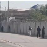 بنوں پولیس لائن پر دہشتگرد حملے میں 4 پولیس اہلکار شہید، 5 حملہ آور بھی مارے گئے۔زرائع