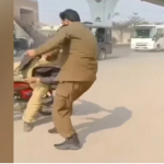 ملتان بزرگ پر تشدد کرنا پولیس افسر کو مہنگا پڑ گیا۔