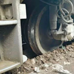 کراچی سے راولپنڈی جانیوالی ٹرین روہڑی اسٹیشن پر حادثے کا شکار