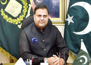 خواجہ آصف ایک سوشل میڈیا ٹرول سے زیادہ اہمیت نہیں رکھتے،فواد چودھری