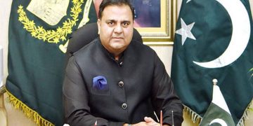 خواجہ آصف ایک سوشل میڈیا ٹرول سے زیادہ اہمیت نہیں رکھتے،فواد چودھری