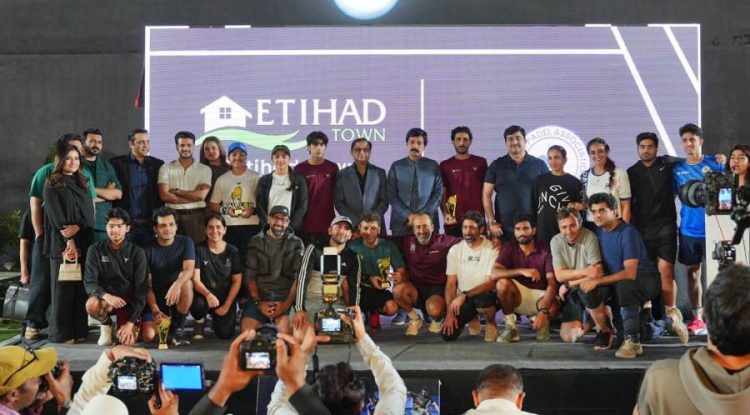 پاکستان اولمپک ایسوسی ایشن کی جانب سے رضوان آفتاب احمد کے اعزاز میں تقریب، خصوصی شیلڈ سے نوازا گیا