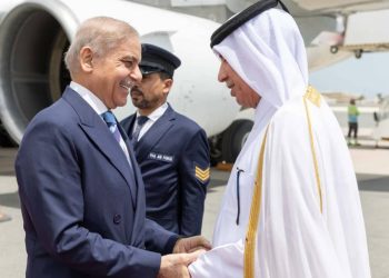 وزیرِ اعظم پاکستان کا دورہءِ قطر، قطر کی حدود میں داخل ہوتے ہی قطری فضائیہ کے لڑاکا طیاروں کا استقبال